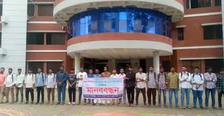 টাঙ্গাইলে মাকসুর নির্বাচনি রোডম্যাপের দাবিতে শিক্ষার্থীদের মানববন্ধন